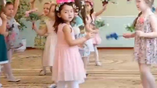 Праздник в детском саду "Светлячек", актеры группы "Капелька". смотреть онлайн