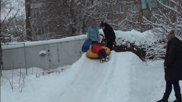 Снежная горка во дворе частного дома. смотреть онлайн
