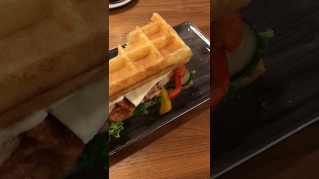 Вафли с беконом, кусочками курицы и колбасой пепперони смотреть онлайн