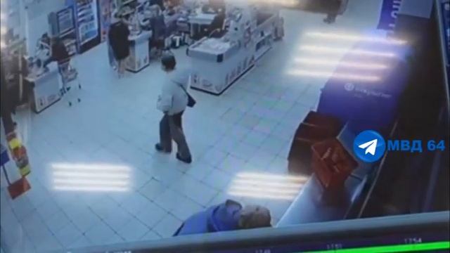 На Усть-Курдюмской 61-летний покупатель унес телефон 13-летней девочки смотреть онлайн