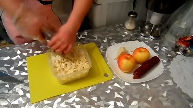 Салат с яичным блинчиком, капустой, яблоком и копченой колбасой смотреть онлайн