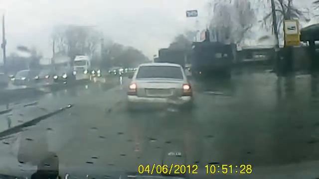 Потоп на "нахальном" перекрестке в Уфе.avi смотреть онлайн