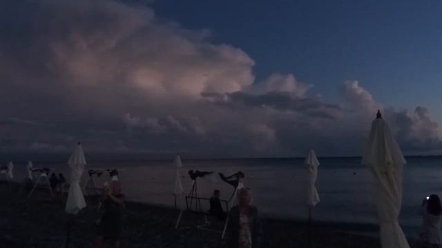 Пляж, море, небо с молнией - все после дождя! Погода в Лазаревском, Сочи 12.08.2018 смотреть онлайн