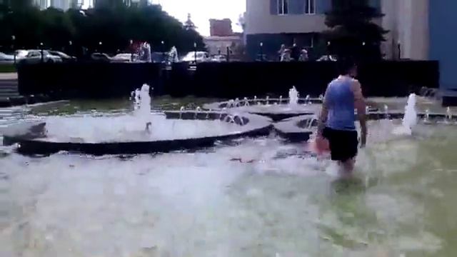 Купание в Фонтане ВМФ 2015 Самара . смотреть онлайн