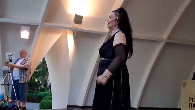 ЗАКЛЮЧАЮ Я ТЕБЯ В ОБЪЯТЬЯ! КРАСИВАЯ ПЕСНЯ И ТАНЦЫ В ПАРКЕ ГОРЬКОГО ХАРЬКОВ смотреть онлайн