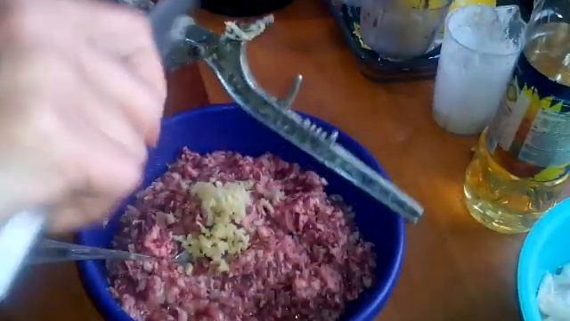 Простая кухня - котлеты из свинно-говяжего фарша. смотреть онлайн