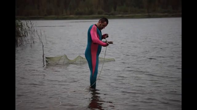 В обычных лыжах по воде в сентябре на рыбинке