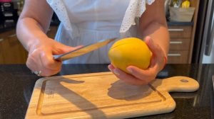 Как же  почистить МАНГО?)) чтобы есть культурно!!!/ How to peel a mango.