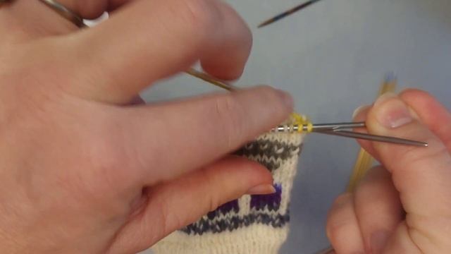 Как вязать на 3-х спицах по кругу смотреть онлайн