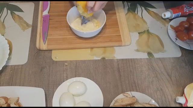 Вкусный салат "Цезарь"с пикантным соусом. | Дополнит ваш праздничный стол! | смотреть онлайн