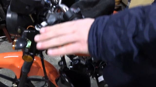 Мопед RAID в оранжевом исполнении. Запуск двигателя. смотреть онлайн