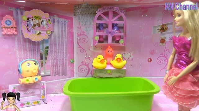 Đồ chơi trẻ em BÚP BÊ KN Channel ĐÓNG BĂNG LÁI XE !!! Toys Kids смотреть онлайн