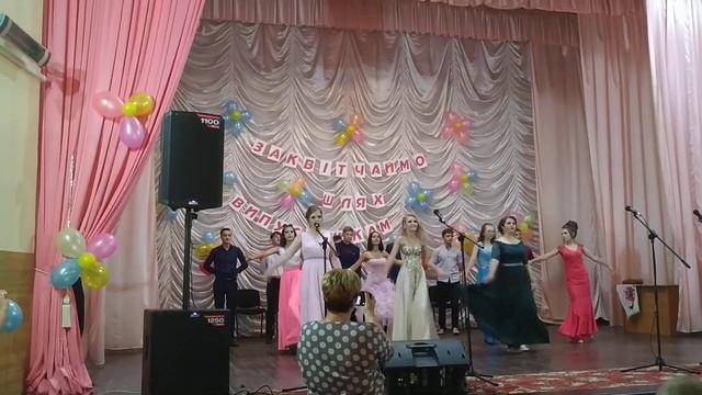 Красивый вальс на выпускном. смотреть онлайн