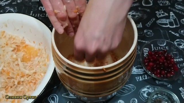 КВАШЕНАЯ КАПУСТА С КЛЮКВОЙ / Простой рецепт вкусной квашеной капусты с клюквой в собственном соку смотреть онлайн