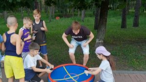 Мальчики позорно проиграли девочке в бейблейд. 6 мальчиков против 1 девочки.