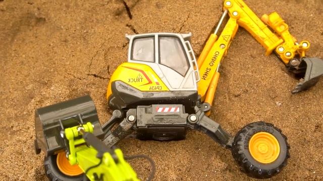 Экскаватор на скорости врезался в дорожный каток, грузовик, экскаватор-спасатель смотреть онлайн