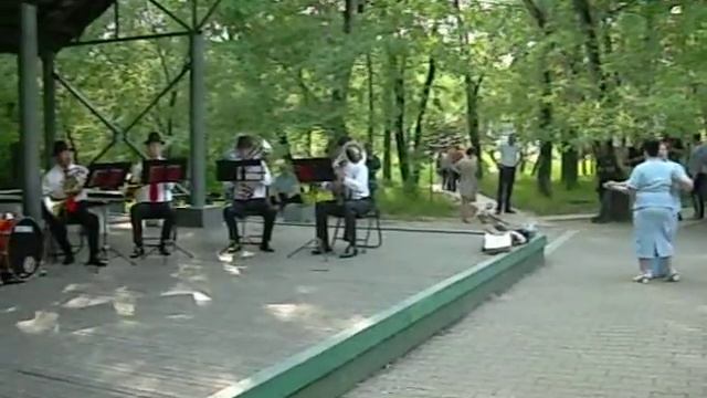 В городском саду играет духовой оркестр.avi смотреть онлайн