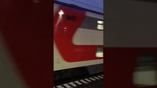 Синий ЧС200-009 с двухэтажным поездом и очень приветливой бригадой! Машинист поезда @Train_driver смотреть онлайн