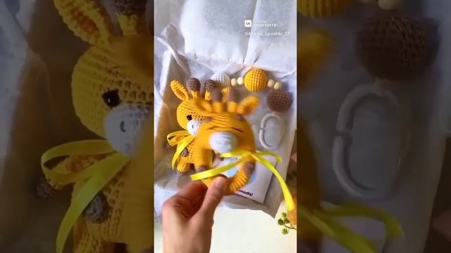 Набор для новорожденных «Жираф». Вязаные игрушки для малышей смотреть онлайн