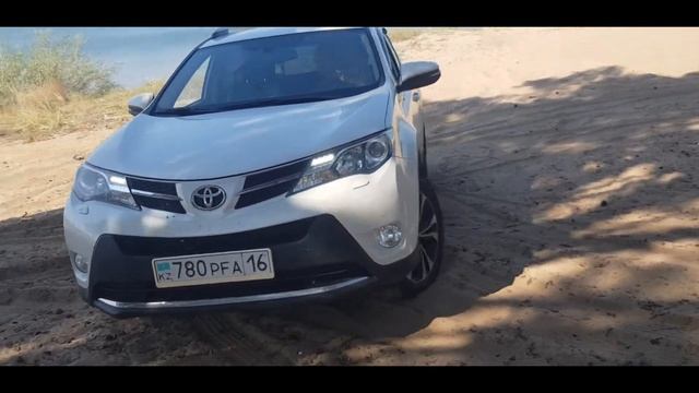 TravelVIOG-Испытываем наши автомобили Toyota Rav 4 и Lexus RX 300 по песчанному пляжу Шульбы, ВКО. смотреть онлайн