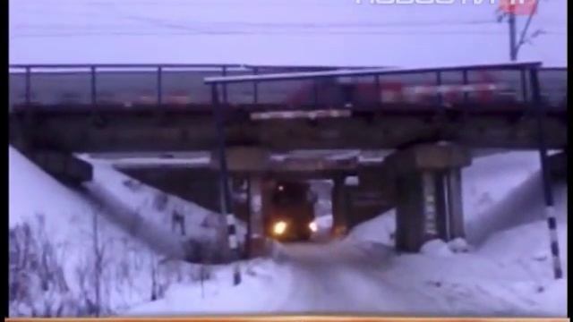 Многотонная фура едва не снесла железнодорожный мост смотреть онлайн