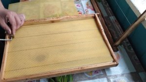 Простой и быстрый способ навощить рамку вощиной с помощью обычного катка (ролика)