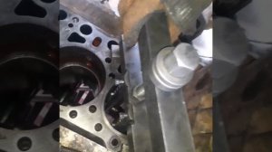 Рено Магнум:Снятие и забивание гильзы(потёк антифриз между блоком  и гильзы)