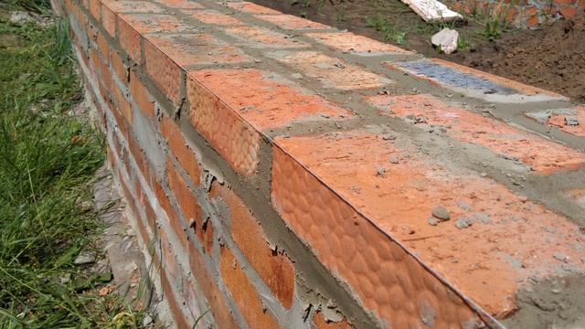 Продолжаем кладку цоколя. Цоколь своими руками. Кладка кирпича смотреть онлайн