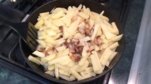 Картошка с салом и луком  жареная . Простой и  вкусный рецепт жареной картошки !