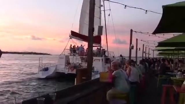 Все об Америке!!! Экскурсионные яхты проплывают мимо пирса Key West США смотреть онлайн