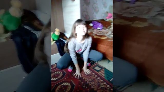 Мы с подругой играем в игру Крокодил. смотреть онлайн