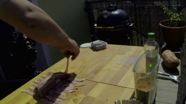 Свиная отбивная с беконом на керамическом гриле Monolith Grill Junior S - Www.GrilliBarbecue.ru