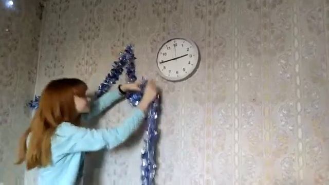 Вешает гирлянду смотреть онлайн