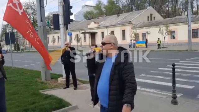 У посольства РФ в Кишиневе прошла акция в поддержку дружбы народов Молдовы и России смотреть онлайн