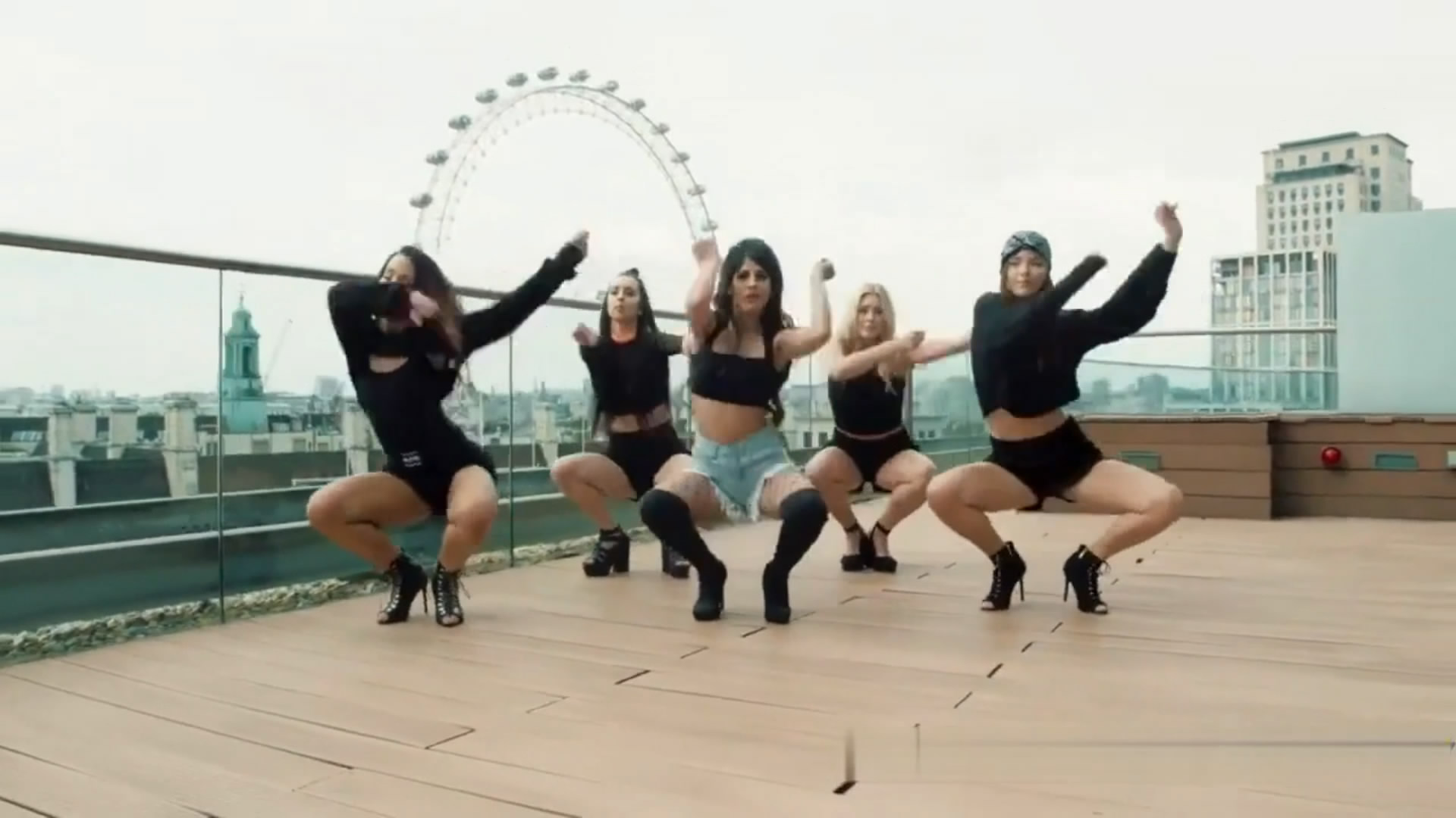 Martik C ft. Chick Flowerz - Rhythm is a dancer смотреть онлайн