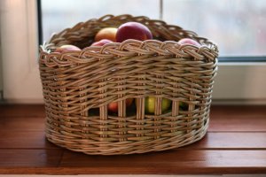 Универсальная корзинка с фанерным дном и ажурной загибкой.