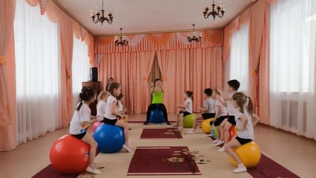 Логоритмика на фитболах, сказка Колобок смотреть онлайн