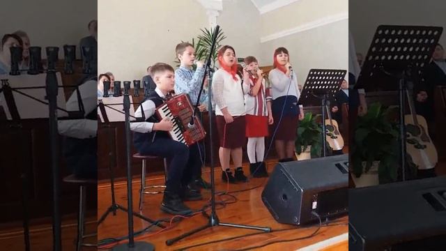 Манит сердце мечтою Высь небес голубая - смотреть онлайн