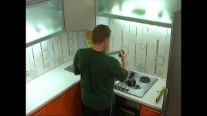 Установка стеклянного фартука на кухне