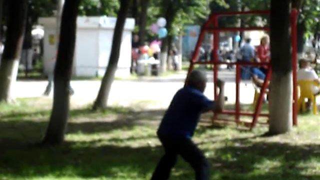 Мужик отжигает (г. Подольск, Парк Талалихина) смотреть онлайн