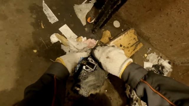 Под кабиной лифта. Замена вкладыша башмака кабины. смотреть онлайн