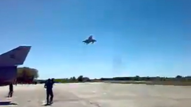 Самолет сыпется на лету смотреть онлайн