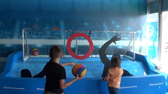 Дети играют в мяч в парке Фина смотреть онлайн