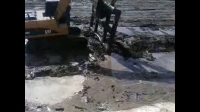 Экскаватор CAT 320 D, Работает на болоте (Excavator CAT 320 D Powered by a Swamp ) смотреть онлайн