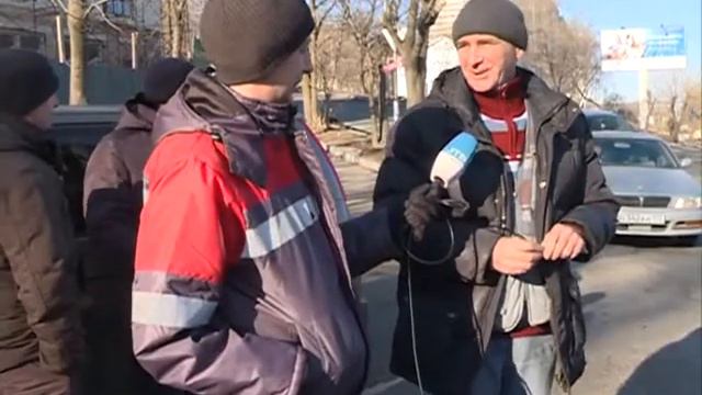 Грузовик и гибрид столкнулись на улице Калинина смотреть онлайн