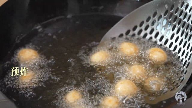 烧烤味的麻辣干香鱿鱼须，吃一口就爱上它，领去炫可乐吧！【麦子小满 Mai's kitchen】 смотреть онлайн