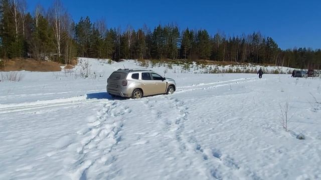 Duster 1.5 dCi сток, преодолевает снег, март Малукса смотреть онлайн