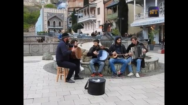 Уличные музыканты зажигают. Тбилиси, Абанотубани. смотреть онлайн