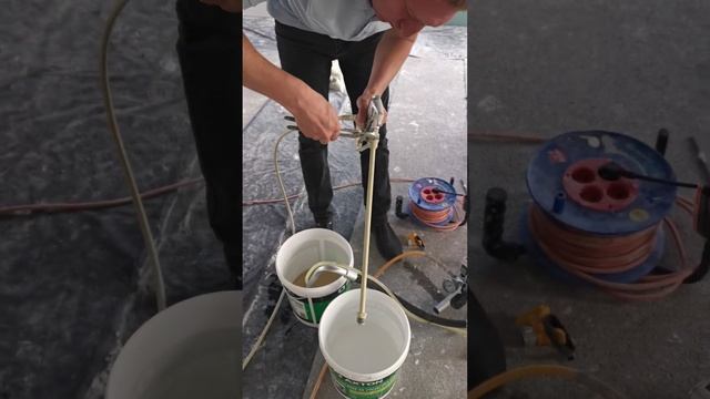 Подготовка к запуску безвоздушного аппарата Rongpeng на грунтовку стен.