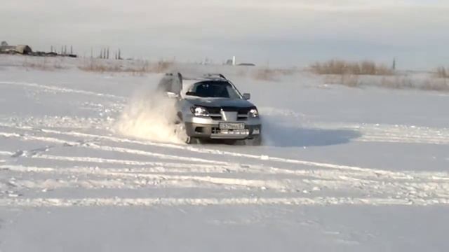 На льду озера, Mitsubishi Outlander смотреть онлайн